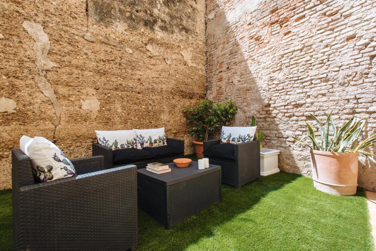 Sol Suite Apartment With Garden Севилья Экстерьер фото